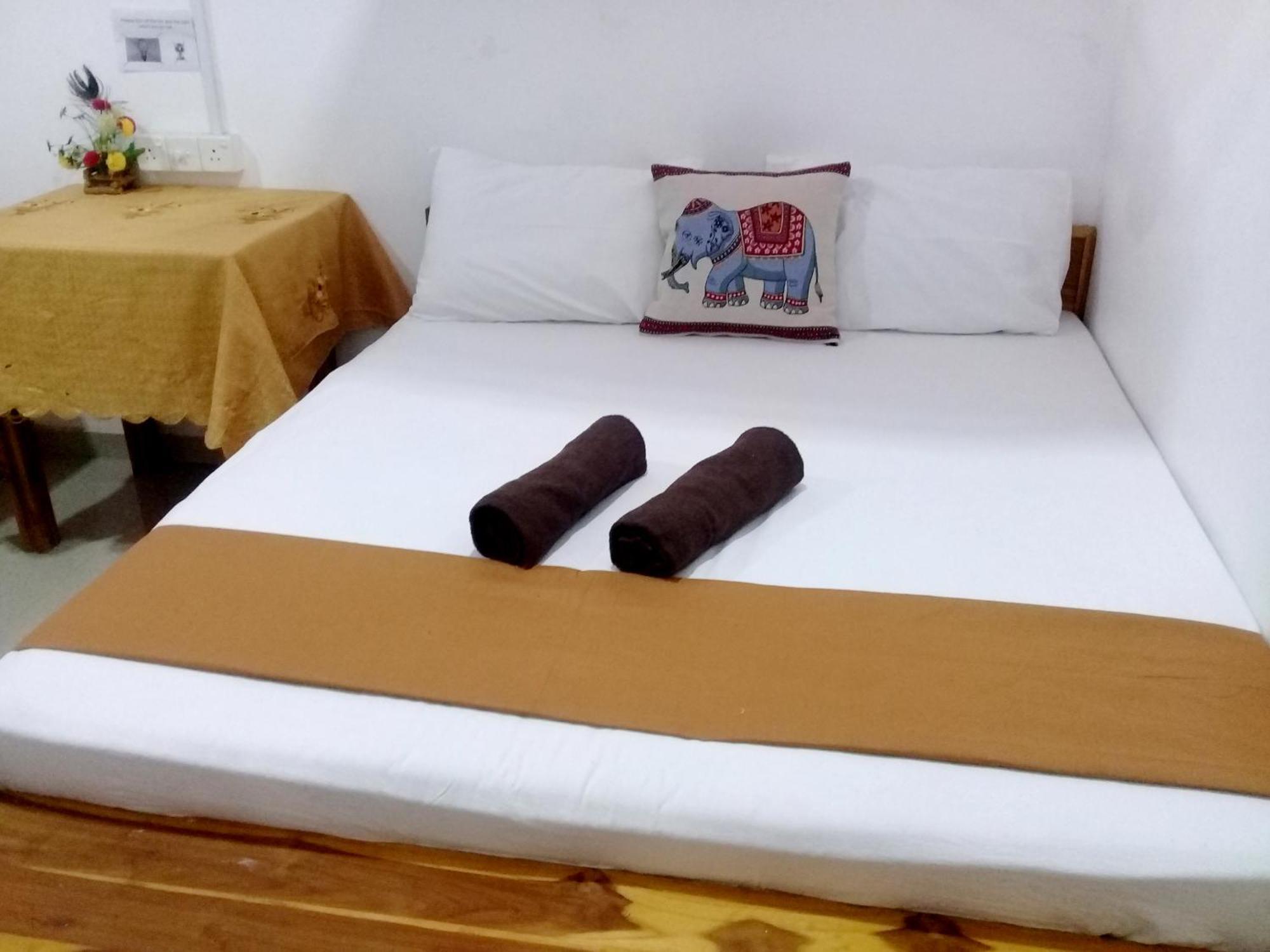 River Side & Swimming Pool Bed & Breakfast Udawalawe Ngoại thất bức ảnh
