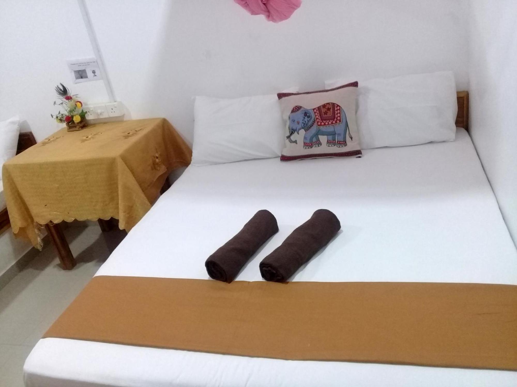 River Side & Swimming Pool Bed & Breakfast Udawalawe Ngoại thất bức ảnh